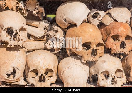 Haufen menschlicher Schädel auf einer Wat Thmei bei Siem Reap, Kambodscha. Stockfoto