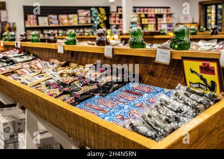 Im süßen Kismet Candy Store mit vielen Regalen mit Süßigkeiten. Stockfoto