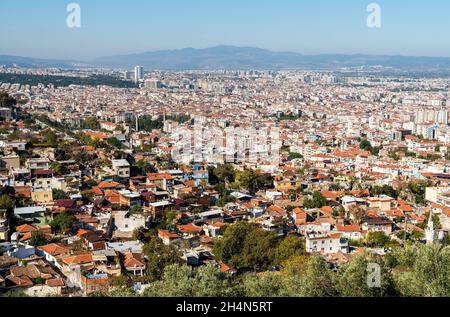 Manisa, Türkei – 8. November 2020. Luftaufnahme über die Innenstadt von Manisa Stadt in der Türkei. Blick auf die Ausläufer des Berges Spil Dagi. Stockfoto