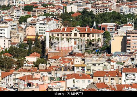 Manisa, Türkei – 8. November 2020. Luftaufnahme über die Innenstadt von Manisa Stadt, in Richtung des Gouverneursgebäudes und Hatuniye Moschee. Stockfoto