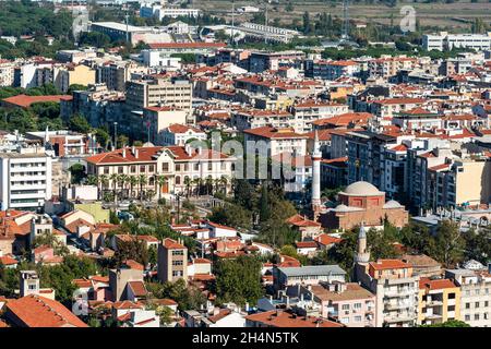 Manisa, Türkei – 8. November 2020. Luftaufnahme über die Innenstadt von Manisa Stadt, in Richtung des Gouverneursgebäudes und Hatuniye Moschee. Stockfoto