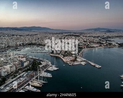 Luftpanorama über Marina Zeas, Peiraeus Stadt, Griechenland bei Sonnenuntergang Stockfoto