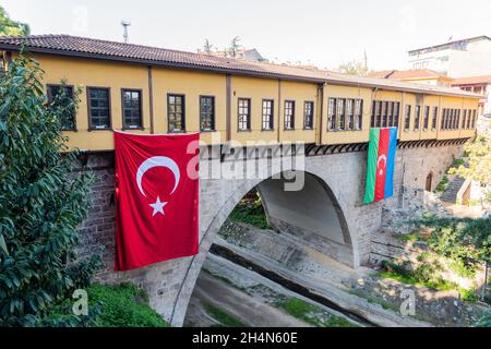 Bursa, Türkei – 10. November 2020. Irgandi-Brücke in Bursa, Türkei. Die 1442 erbaute Brücke überspannt die Gokdere-Schlucht und ist ein Beispiel für eine seltene Art von Stockfoto