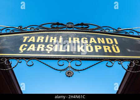 Bursa, Türkei – 10. November 2020. Schild mit Markierung der Irgandi-Brücke in Bursa, Türkei. Die 1442 erbaute Brücke überspannt die Gokdere-Schlucht und ist ein Beispiel dafür Stockfoto