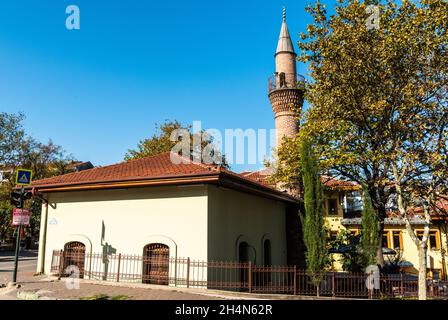 Bursa, Türkei – 10. November 2020. Karacelebizade (Setbasi) Camii Moschee in Bursa, Türkei. Die Moschee stammt aus dem 16. Jahrhundert. Stockfoto