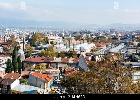 Bursa, Türkei – 10. November 2020. Luftaufnahme in Richtung der Kapali Carsi Markthalle in Bursa, Türkei. Kapali Carsi verfügt über zwei historische Märkte: Den 14 Stockfoto