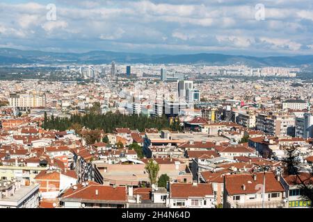 Bursa, Türkei – 10. November 2020. Luftaufnahme über Bursa in der Türkei. Stockfoto