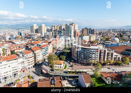 Bursa, Türkei – 10. November 2020. Luftaufnahme über Osmangazi Bezirk der Stadt Bursa in der Türkei. Stockfoto