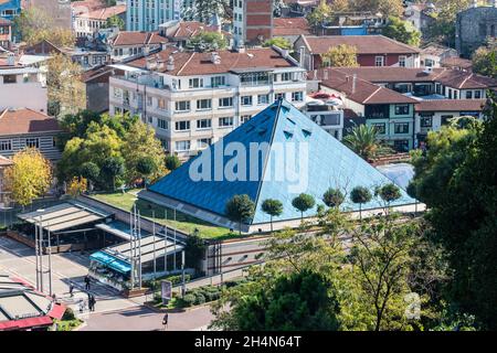 Bursa, Türkei – 10. November 2020. Einkaufszentrum Zafer Plaza in Bursa, Türkei. Die Pyramide aus blauem Glas wurde 1999 erbaut. Stockfoto