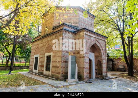 Bursa, Türkei – 10. November 2020. Grab von Gulshah Hatun im Muradiye Komplex in Bursa. Gulshah Hatun war eine Gemahlin von Sultan Mehmed, dem Eroberer Stockfoto
