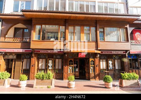 Bursa, Türkei – 11. November 2020. Kebapci Iskender Restaurant in der Unlu Caddesi Straße in Bursa. Das Restaurant ist landesweit berühmt – es ist, wo die Stockfoto