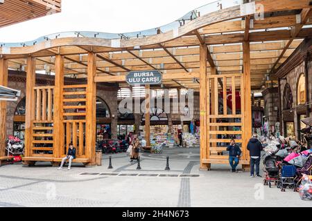 Bursa, Türkei – 10. November 2020. Eintritt zum Ulu Carsi Markt in Bursa. Der Markt stammt aus dem 14. Jahrhundert. Mit Menschen betrachten. Stockfoto