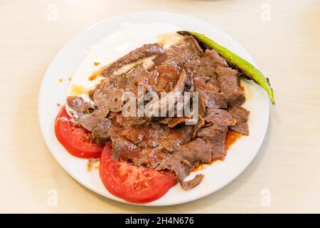 Bursa, Türkei – 10. November 2020. Iskender Kebap im traditionellen Iskender Kebap Restaurant in Bursa. Das Restaurant behauptet, das ISK geschaffen zu haben Stockfoto