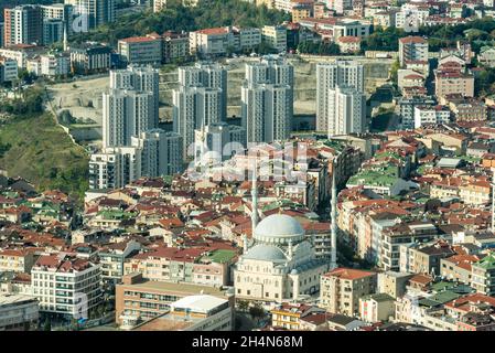 Istanbul, Türkei – 12. November 2020. Luftaufnahme über dem Stadtteil Kagithan in Istanbul. Blick auf das Viertel Sanayi und die Merkez camii Moschee, mit m Stockfoto