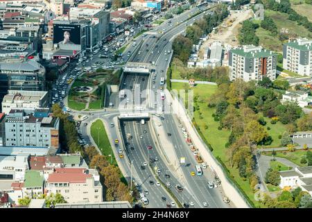 Istanbul, Türkei – 12. November 2020. Luftaufnahme über die Buyukdere caddesi Avenue in Istanbul. Blick auf den Straßenverkehr und die umliegenden Gebäude. Stockfoto