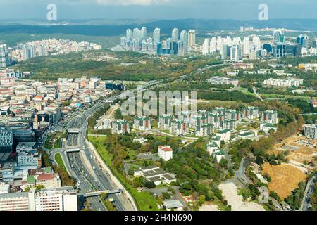 Istanbul, Türkei – 12. November 2020. Luftaufnahme über Besiktas und Sariyer Stadtteile von Istanbul, in Richtung Maslak Wolkenkratzer. Blick mit Residenz Stockfoto