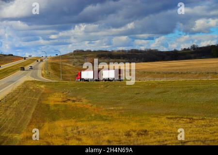 1. November 2021, Rural Morton County im Westen von North Dakota. Gewerbliche Sattelzugmaschinen auf der Interstate 94, die Fracht transportieren. Stockfoto