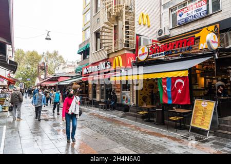 Istanbul, Türkei – 15. November 2020. Muhurdar Caddesi Straße im Kadikoy Viertel von Istanbul. Stockfoto