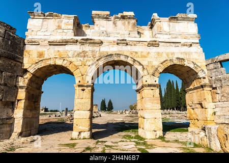 Pamukkale, Denizli, Türkei – 18. November 2020. Frontinustor in Hierapolis, einer antiken Stätte in der türkischen Provinz Denizli. Dies ist der monumentale Eingang Stockfoto