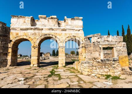 Pamukkale, Denizli, Türkei – 18. November 2020. Frontinustor in Hierapolis, einer antiken Stätte in der türkischen Provinz Denizli. Dies ist der monumentale Eingang Stockfoto