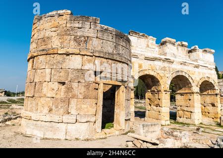 Pamukkale, Denizli, Türkei – 18. November 2020. Frontinustor in Hierapolis, einer antiken Stätte in der türkischen Provinz Denizli. Dies ist der monumentale Eingang Stockfoto