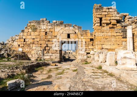 Pamukkale, Denizli, Türkei – 18. November 2020. Das byzantinische Tor und das Nymphaneum der Tritons an Hierapolis antiker Ort in der Provinz Denizli o Stockfoto