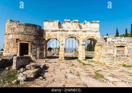 Pamukkale, Denizli, Türkei – 18. November 2020. Frontinustor in Hierapolis, einer antiken Stätte in der türkischen Provinz Denizli. Dies ist der monumentale Eingang Stockfoto