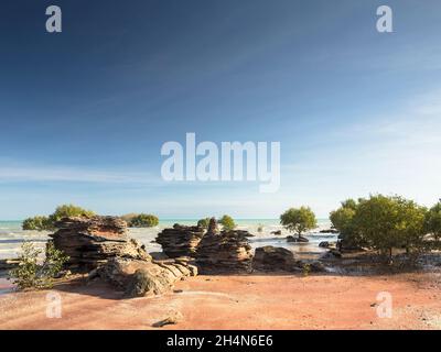 Die ankommenden Gezeiten ziehen vorbei an den Mangroven und Schlammflächen der Roebuck Bay, Kimberley, Westaustralien Stockfoto