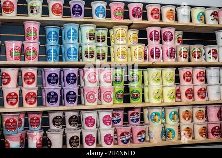 Reiht eine Reihe von Zuckerwatte in vielen verschiedenen Geschmacksrichtungen auf Regalen zum Verkauf im Sweetly Kismet Candy Store in Carlton, Minnesota, USA. Stockfoto