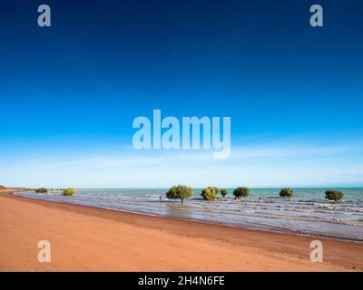 Rote Pindan-Klippen, orangefarbener Sand und Mangroven der Roebuck Bay in der Nähe von Crab Creek in der Kimberley-Region. Stockfoto