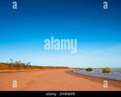 Rote Pindan-Klippen, orangefarbener Sand und Mangroven der Roebuck Bay in der Nähe von Crab Creek in der Kimberley-Region. Stockfoto