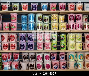 Reiht eine Reihe von Zuckerwatte in vielen verschiedenen Geschmacksrichtungen auf Regalen zum Verkauf im Sweetly Kismet Candy Store in Carlton, Minnesota, USA. Stockfoto