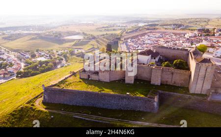 Panoramablick von der Drohne auf das Schloss in Elvas. Stockfoto