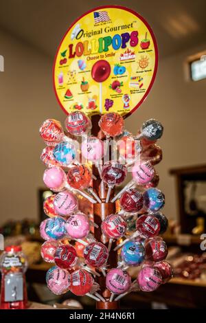 Ausstellung von Original Gourmet Lollipops in allen Geschmacksrichtungen im Sweetly Kismet Candy Store in Carlton, Minnesota, USA. Stockfoto