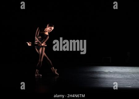 London Großbritannien 3. November 2021 Birmingham Royal Ballet. Alessandra Ferri und Carlos Acosta spielen die Uraufführung eines neuen Duetts Pas de Deux von Goyo Montero im Rahmen des kuratierten Carlos-Programms des Birmingham Royal Ballet im Sadlers Wells Theatre: Credit Quan Van Alamy News Stockfoto