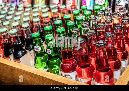 Große Kiste mit Sodapop in verschiedenen Geschmacksrichtungen und Farben im süßen Kismet Candy Store in Carlton, Minnesota, USA. Stockfoto