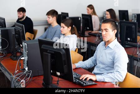 Studenten, die Arbeit am Computer im Klassenzimmer Stockfoto
