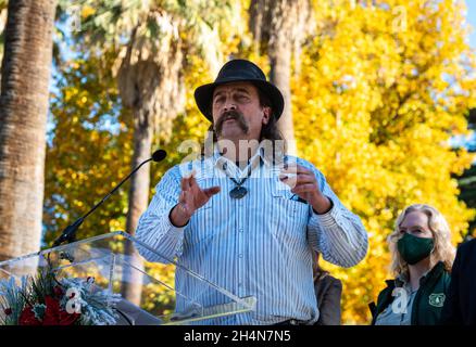 John Elgin, Vorsitzender der Lassic Band der Sylacki Wintoon Family Group, segnet während eines Programms während des Weihnachtsbaumstopps des US-Kapitols. Stockfoto