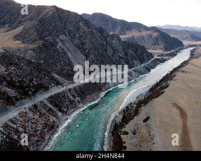 Kurvenreiche Landstraße im Flusstal, Stockfoto