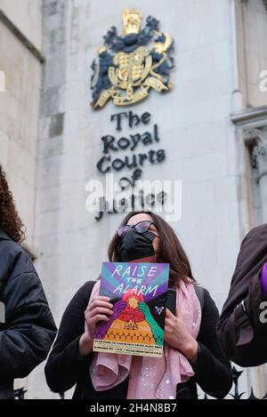 London, Großbritannien. Die Schwestern Uncut und andere Organisationen protestieren vor den königlichen Gerichtshöfen gegen Polizeigewalt gegen Frauen. Stockfoto