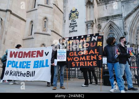 London, Großbritannien. Die Schwestern Uncut und andere Organisationen protestieren vor den königlichen Gerichtshöfen gegen Polizeigewalt gegen Frauen. Stockfoto