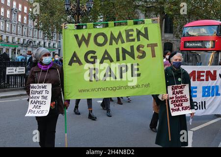 London, Großbritannien. Die Schwestern Uncut und andere Organisationen protestieren vor den königlichen Gerichtshöfen gegen Polizeigewalt gegen Frauen. Stockfoto