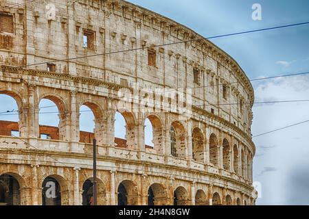 Blick über den iconic Flavischen Amphitheater, aka Kolosseum in Rom, Italien Stockfoto