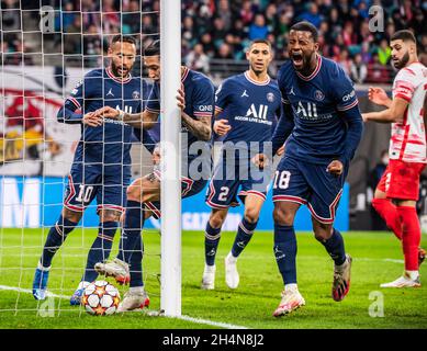 Leipzig, Deutschland. November 2021. Georginio Wijnaldum (2. R) von Paris Saint-Germain feiert sein erstes Tor während eines UEFA Champions League Group A Spiels zwischen RB Leipzig (Deutschland) und Paris Saint-Germain (Frankreich) in Leipzig (Deutschland) am 3. November 2021. Quelle: Kevin Voigt/Xinhua/Alamy Live News Stockfoto