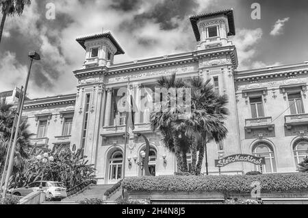 Fassade des malerischen Sanremo Casino, Italien. Das Gebäude ist eines der wichtigsten Wahrzeichen der ligurischen Stadt Stockfoto