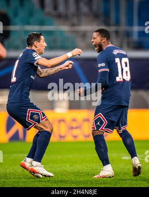 Leipzig, Deutschland. November 2021. Georginio Wijnaldum (R) aus Paris Saint-Germain feiert sein zweites Tor mit Angel Di Maria während eines UEFA Champions League-Spiels zwischen RB Leipzig (Deutschland) und Paris Saint-Germain (Frankreich) in Leipzig (Deutschland) am 3. November 2021. Quelle: Kevin Voigt/Xinhua/Alamy Live News Stockfoto
