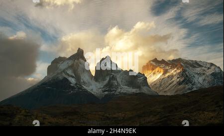 Berggipfel von Torres del Paine im Patagonia National Park Chile, Gipfel bedeckt mit Nebel. Stockfoto