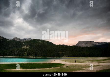 Dramatisches buntes, Himmel und abstraktes Licht in einem beliebten Wandergebiet, mit Mount Durmitor mit Gletscherlandschaften und Gelände, im Spätsommer, hallo Stockfoto