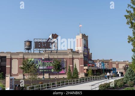 Hershey, Pennsylvania - 15. Oktober 2021: Eintritt in Hershey's Chocolate World, wo es eine riesige Auswahl an Schokoladenbonbons gibt. Stockfoto