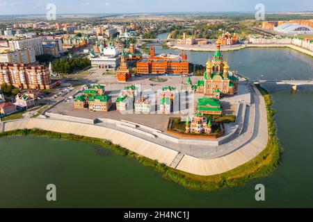 Platz der Republik und die selige Jungfrau Maria in Yoshkar-Ola mit der Kathedrale der Verkündigung und dem Turm, Mari El, Russland Stockfoto